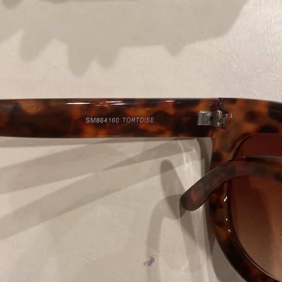 Sunglasses like New - Picture 3 of 4